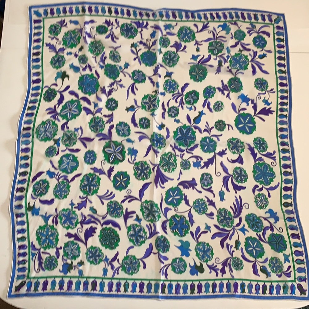 VTG TULIP BORDER SCARF GREEN AND BLUE FLOWERS 30” x 34”